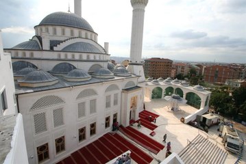 Serhan Tirit Merkez Camii'nde Yemen İçin Rekor Yardım Toplandı