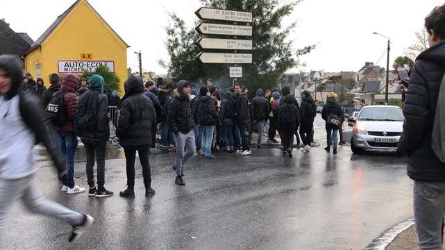 Manifestation et barrage par des élèves du lycée Yves Thépot