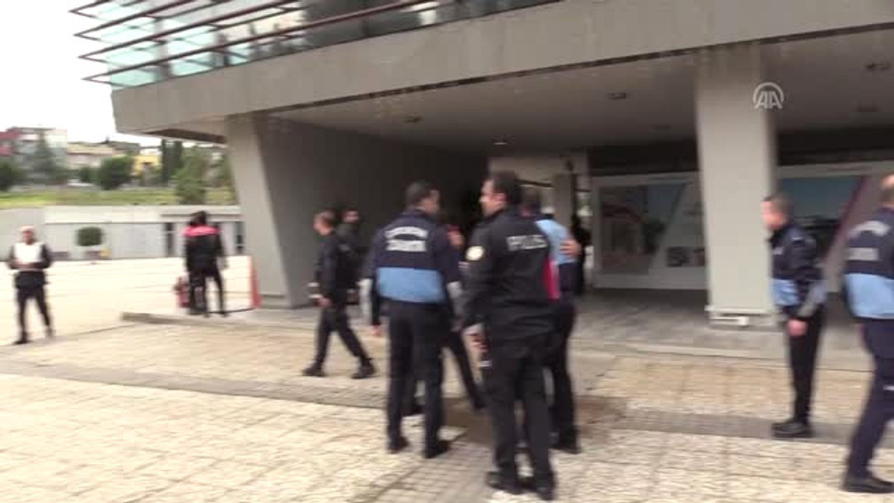 Çukurova Belediyesine Giren Silahlı Saldırgan 3 Kişiyi Yaraladı (3)