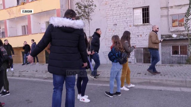 Studentët vijojnë protestën në rrethe - Top Channel Albania - News - Lajme