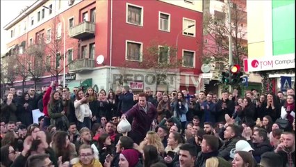 Report TV - Gruaja shpërndan sanduiçë për studentët protestues