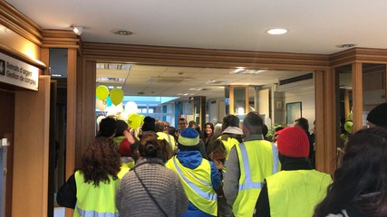 Les Gilets jaunes font irruption en ville