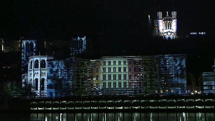 Праздник света на фоне беспорядков