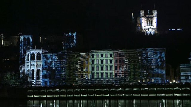 Праздник света на фоне беспорядков