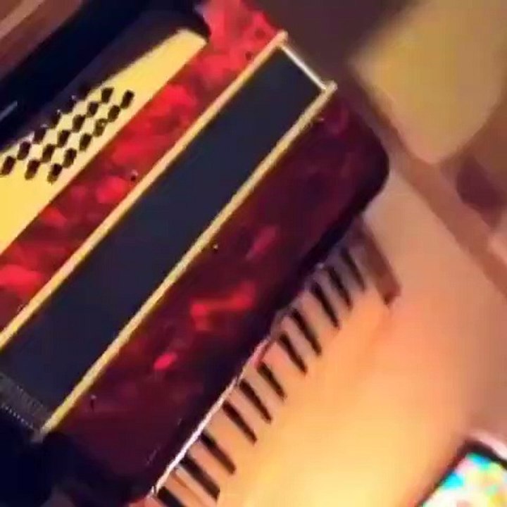 مني الشاذلي تغني راب مع  أحمد مكي