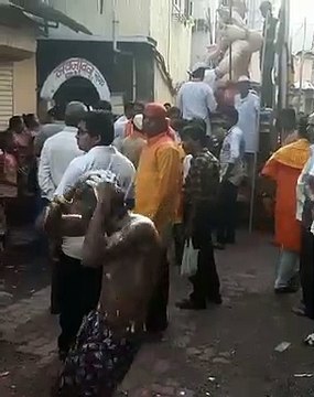 इस लड़के ने किया गज़ब का डांस, जिसे देखकर लोटपोट हो जाएंगे आप। letest funny dancing video