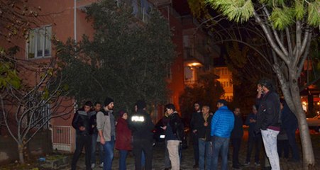 Öğretim Üyesi Evinde Ölü Bulundu, Öğrencileri Olay Yerine Gözyaşı Döktü