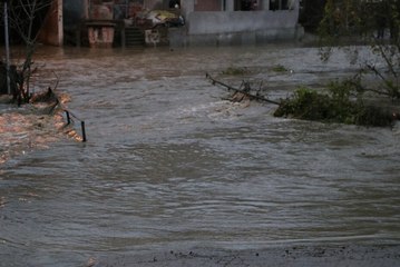 Biriken Yağmur Suları Mahalleyi Göle Çevirdi