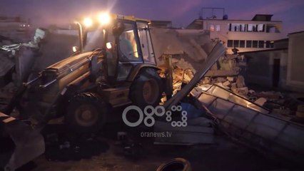 Tải video: Ora News - Makineritë e IMT-së të Bashkisë prishin ndërtesën ndërsa flet Basha