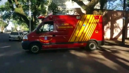 Jovem fratura joelho ao colidir moto contra carro