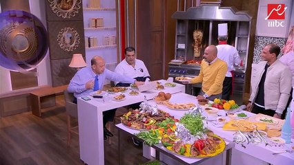 عمرو أديب بعد تناوله ساندوتش جبنة رومي بالقشطة : "فايتني كتير"