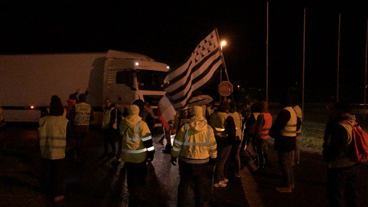 Les gilets jaunes de Lamballe bloquent les camions chez Stef, transport logistique