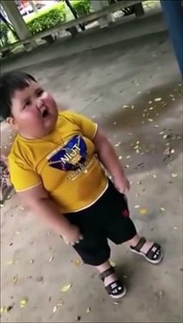 Ce gamin pique une grosse colère mais il est tellement drôle