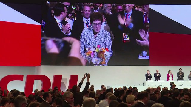 Conservadores alemanes eligen como líder a seguidora de Merkel