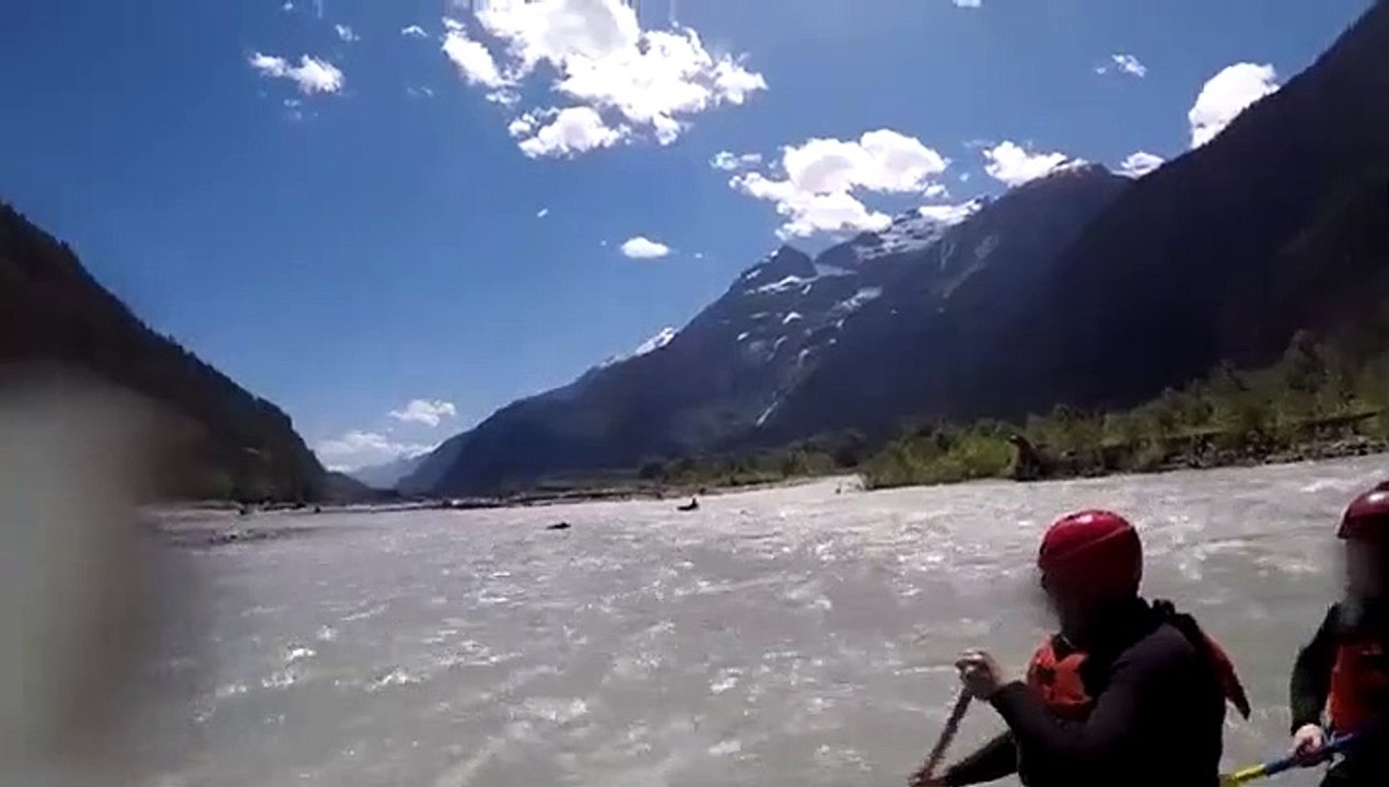 Des touristes en kayak se font charger et poursuivre par un ours. Flippant