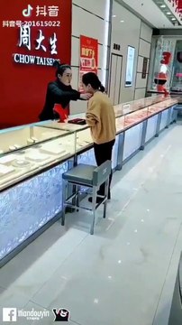 Cette cliente s'amuse à tester la réaction des vendeurs en faisant croire à un vol de bijoux !