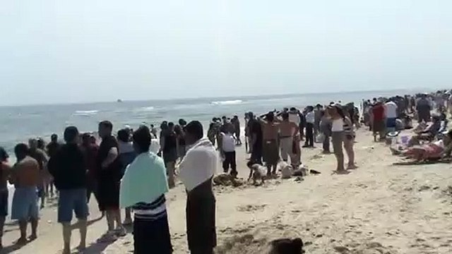 Il filme un avion de chasse qui passe le mur du son au-dessus de la plage !! FA 18 Super Hornet