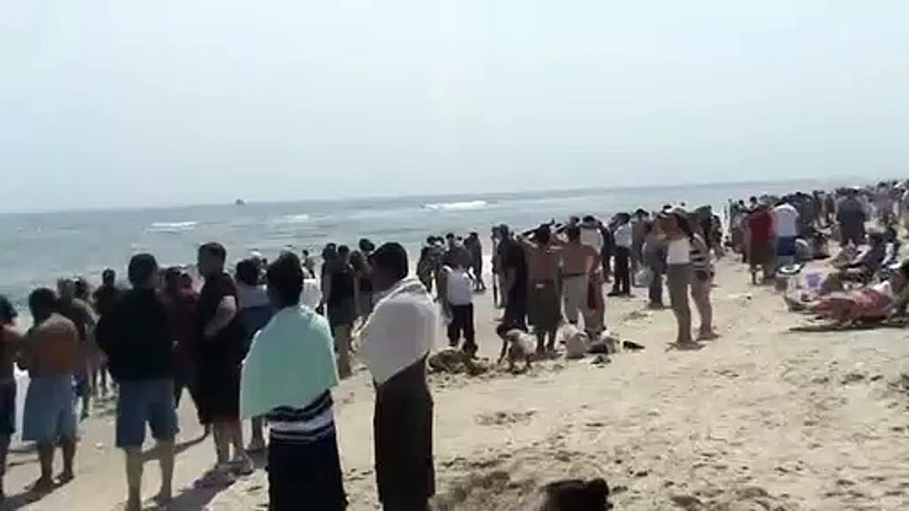 Il filme un avion de chasse qui passe le mur du son au-dessus de la plage !! FA 18 Super Hornet