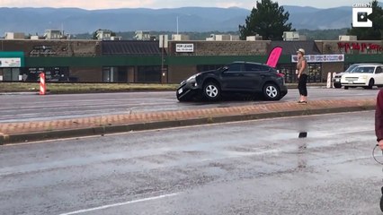 Cette voiture va disparaitre, avalée par un trou béant au milieu de la route