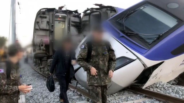 [속보] 강릉발 KTX 열차 기관차 탈선...기관사 다쳐 / YTN