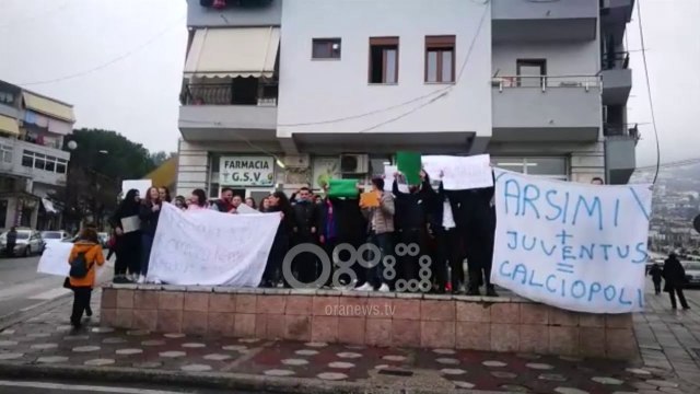 Ora News - Protestë nga studentët edhe në Universitetin e Gjirokastrës