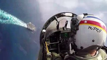 Acompanhe essa belíssima aproximação e pouso de um F-18 em um porta aviões