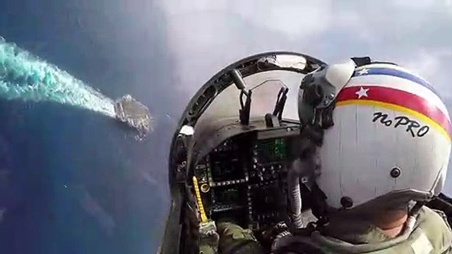 Acompanhe essa belíssima aproximação e pouso de um F-18 em um porta aviões