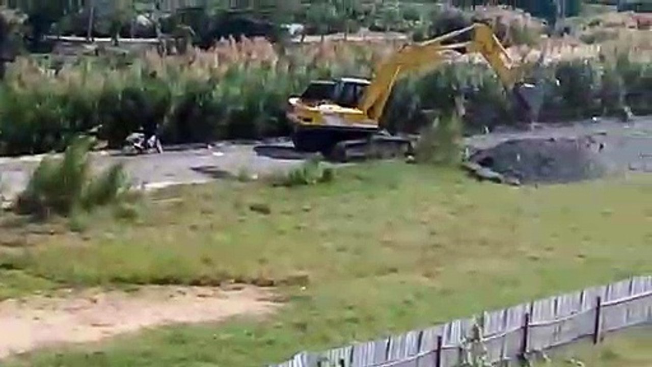Break the road by excavator - Cưỡng chế phá đường vi phạm quy hoạch