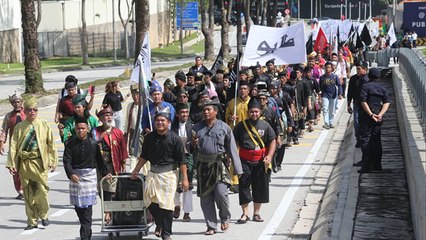 Kumpulan pesilat-pesilat menuju ke Istana Negara