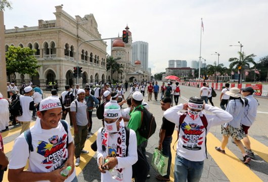 Crowd builds up at Dataran Merdeka, ahead of 2pm anti-Icerd rally