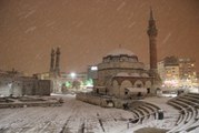 Sivas'ta Akşam Saatlerinde Bastıran Kar Yağışı Kartpostallık Görüntüler Oluşturdu