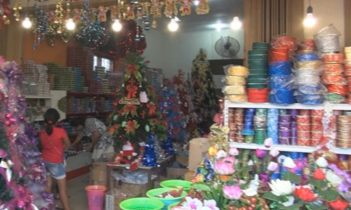 Pernak-Pernik Natal Laris Manis Diserbu Pembeli di Manado
