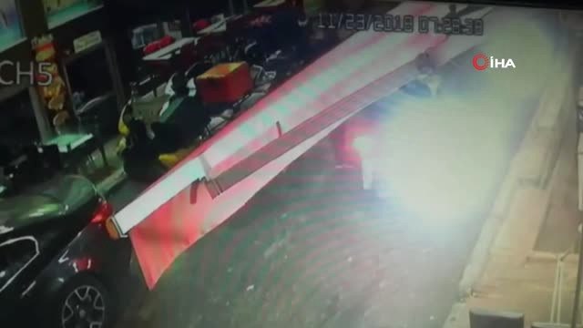Fatih Kadınlar Pazarı'nda Güpegündüz Hırsızlık...sokak Ortasında Hırsızlık Kamerada