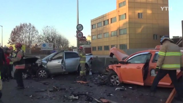 서울 영동대교에서 3중 추돌...3명 부상 / YTN