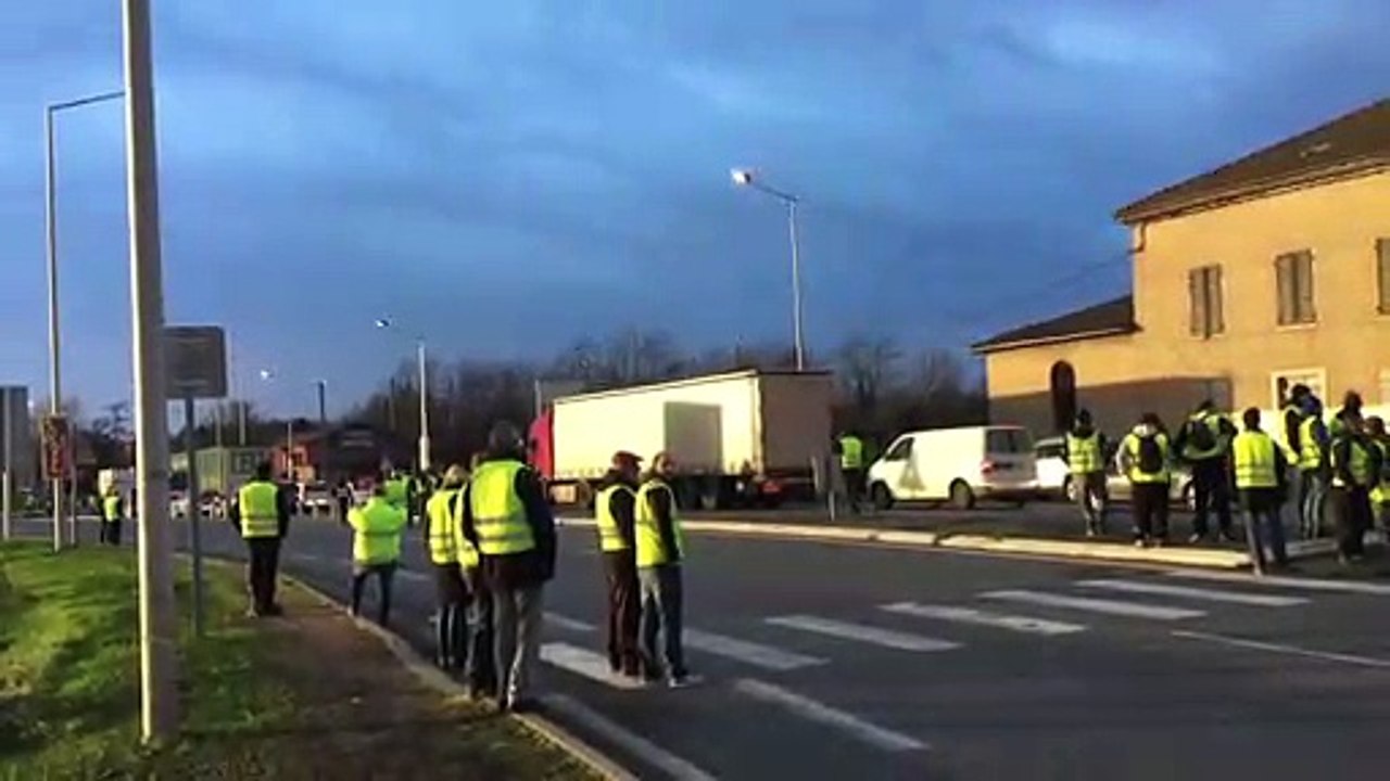 Barrage filtrant au rond-point de l'Ave-Maria à Arnas, samedi 8 décembre