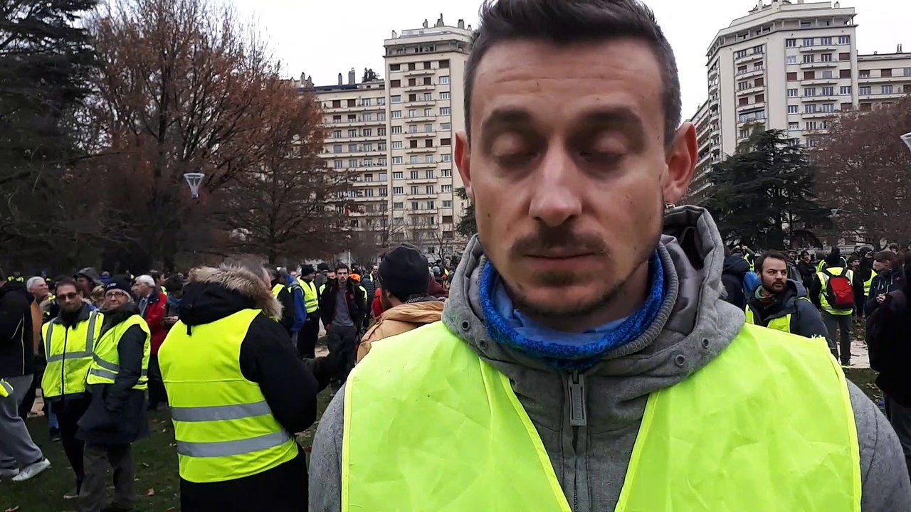Jérôme,  l'un des portes parole des Gilets Jaunes à Grenoble, demande au préfet de recevoir une délé