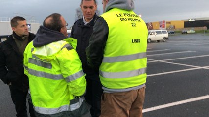 Les Gilets  jaunes de Saint-Brieuc discutent avec le patron de Leroy Merlin
