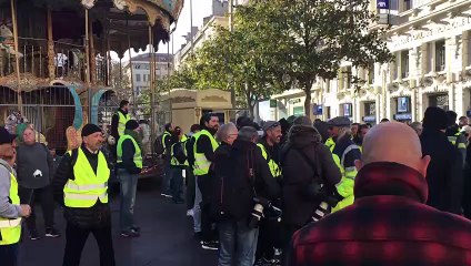 Gilets jaunes à Marseille : plus d’une centaine de personnes présentes en bas de la Canebière, des ambulances en soutien