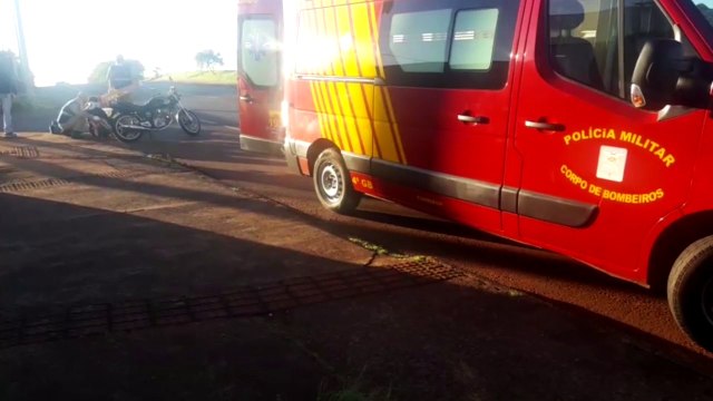 Motociclista tem suspeita de fratura após bater com carro