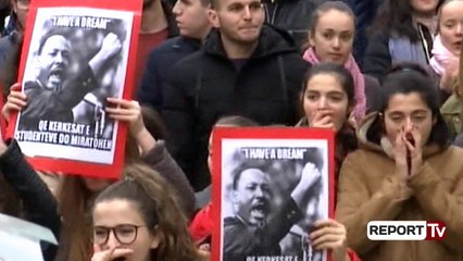 Download Video: Report TV - Studentët nisin marshimin, grumbullohen në protestë para Ministrisë së Arsimit