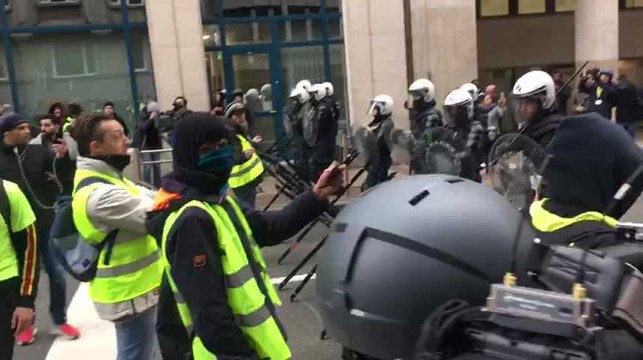 Les Gilets jaunes font face aux policiers