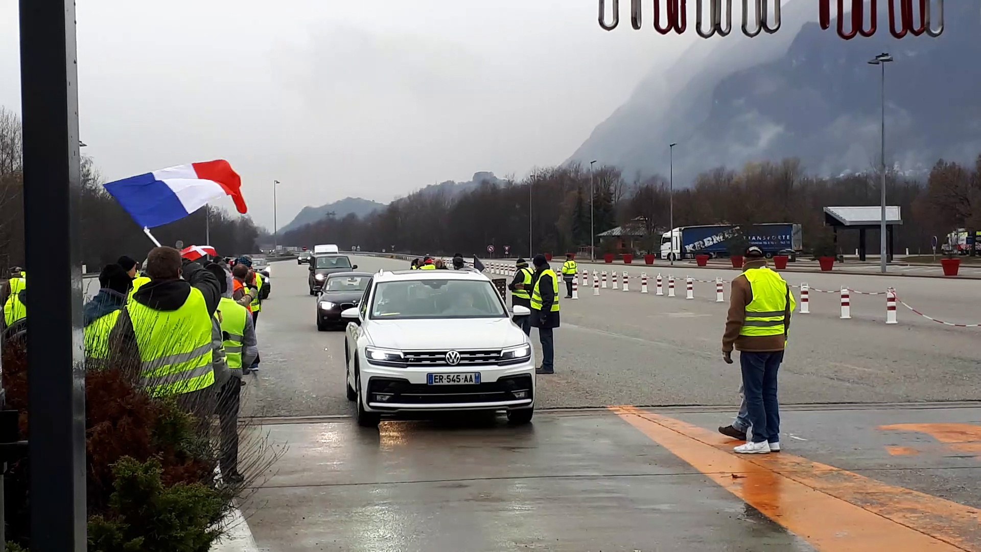 Une Centaine De Gilets Jaunes Tiennent Le Péage De Sainte Hélène Sur Isère Sur La43