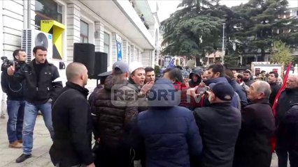 Report TV - Protesta në Gjirokastër, përkujtohen shqiptarët e vrarë në Greqi