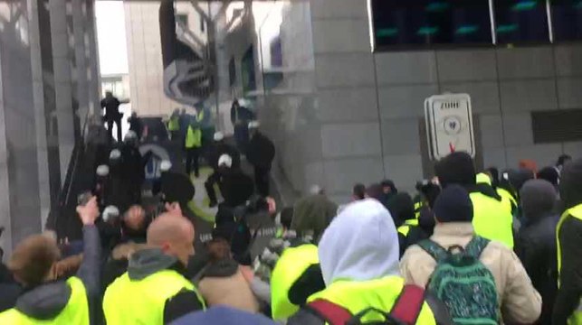 Premières échauffourées et confrontations entre les Gilets jaunes et les policiers