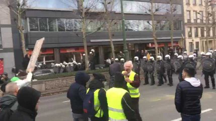 Confrontation entre les Gilets jaunes et la police à Bruxelles
