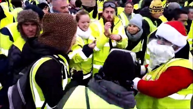 Les gilets jaunes défilent dans les rues de Besançon