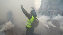 À genoux face aux blindés, des manifestants visés par des tirs de gaz lacrymogènes