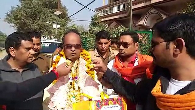 Bajrang Dal and BJP workers garland Syana BJP MLA Devendra Lodhi