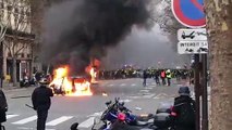 Fransa'da 'Sarı Yelekler' eylemde | Göstericiler aracı ateşe verdi