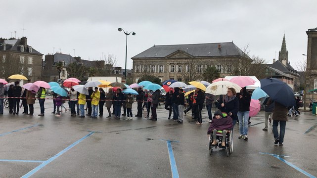Un V géant avec les parapluies pour